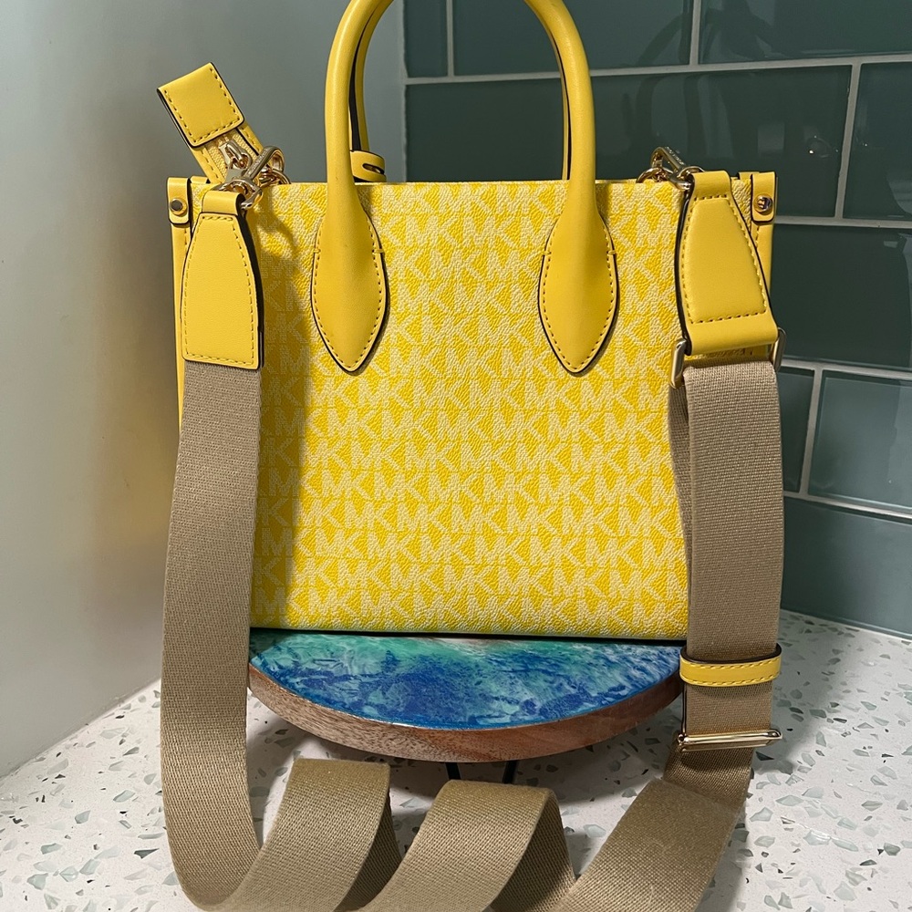 Michael Kors Mirella Small Shopper
Top Zip Tote Crossbody Jasmine
Yellow NEW - Picture 5 of 7